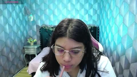 Snapshot of lindabreexlove chatting on December 31, 3:23 am online show from December 31, 3:23 am