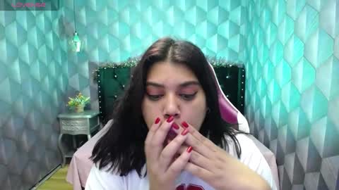 Snapshot of lindabreexlove chatting on January 4, 1:10 am online show from January 4, 1:10 am