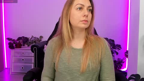 Snapshot of lindawhite_ chatting on January 19, 4:14 pm Linda -- online show from January 19, 4:14 pm