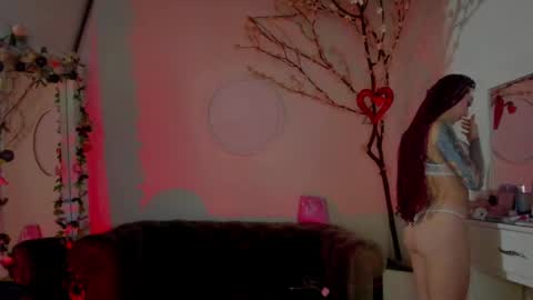 Lindsay    online show from May 1, 3:10 am