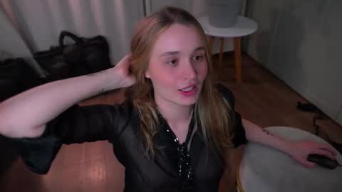 Elisabeth or Lisa online show from February 11, 9:05 pm