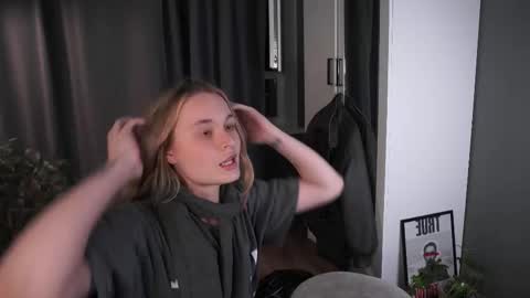 Elisabeth or Lisa online show from November 1, 8:35 pm