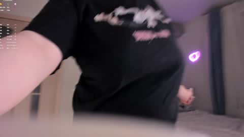 -Lisa- Help me to reach 100 thumbs up3 online show from December 21, 3:31 pm