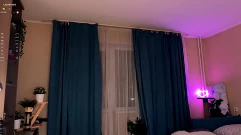 -Lisa- Help me to reach 100 thumbs up3 online show from September 18, 9:46 pm