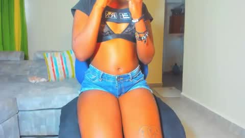 Snapshot of little_africa chatting on December 31, 5:00 am little_africa online show from December 31, 5:00 am