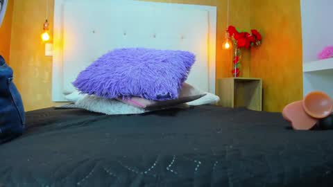 Snapshot of little_jenni chatting on December 24, 12:44 pm online show from December 24, 12:44 pm
