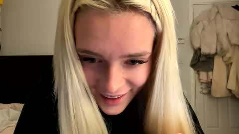 Littleblonde010 online show from November 14, 8:31 pm