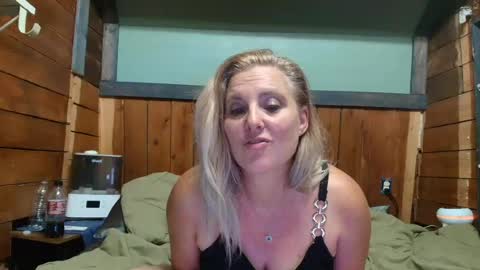 lisanixs online show from June 25, 8:10 pm