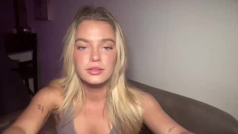 Snapshot of littlemaryjane19 chatting on December 21, 1:36 am Marciabrady online show from December 21, 1:36 am