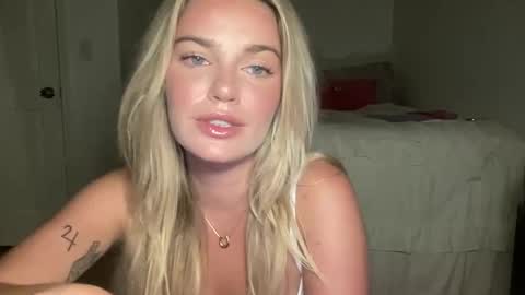 Snapshot of littlemaryjane19 chatting on September 8, 4:06 pm Marciabrady online show from September 8, 4:06 pm