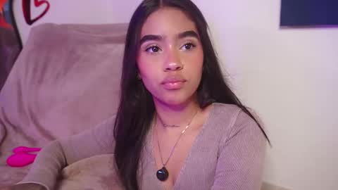 littletammy_ online show from November 14, 2:50 pm