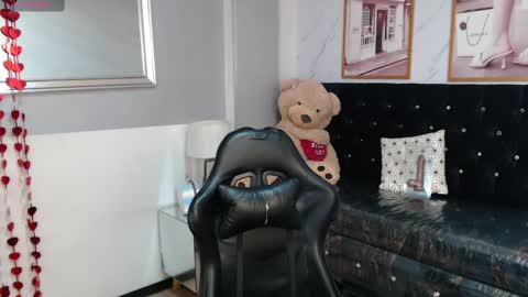 Snapshot of liz25_b chatting on February 14, 3:11 am Liz online show from February 14, 3:11 am