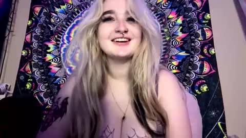 Snapshot of lizz44887 chatting on February 22, 10:37 pm Lizz online show from February 22, 10:37 pm