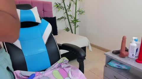 lizzie_williamss online show from May 1, 3:21 am