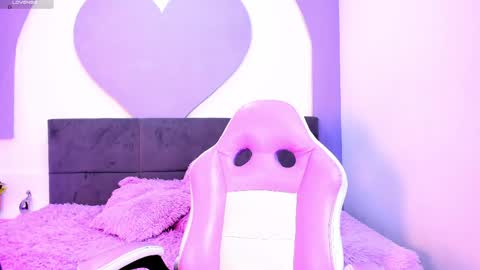 lola_sweeet18 online show from May 8, 9:12 am