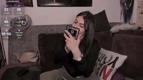 lolaasmith_21 online show from December 13, 8:59 pm