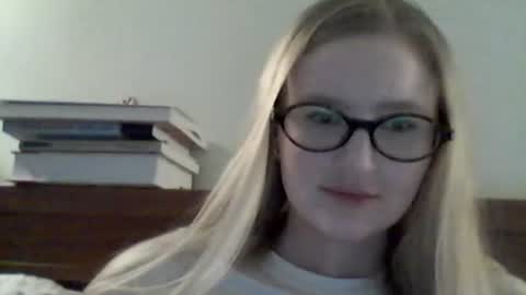 lolaglamour_ online show from June 23, 6:28 pm