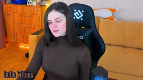 Lora Cain online show from December 16, 3:22 pm