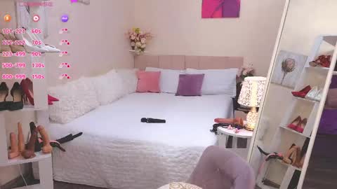 LoraColins online show from May 1, 7:39 pm