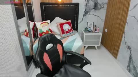 lorenadavies online show from November 25, 7:04 pm