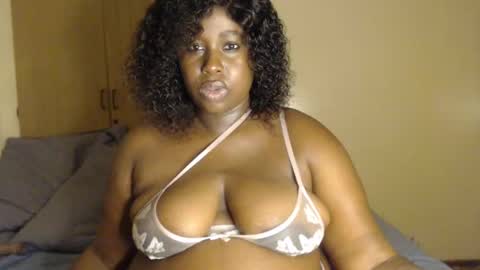 ebonythickbigass online show from December 7, 6:26 pm