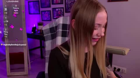 Snapshot of lottie_shine chatting on October 24, 2:13 pm Emilia online show from October 24, 2:13 pm