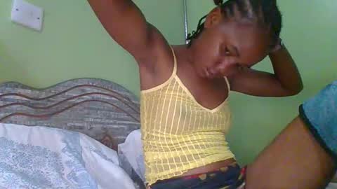 lovegal335 online show from December 18, 9:30 pm