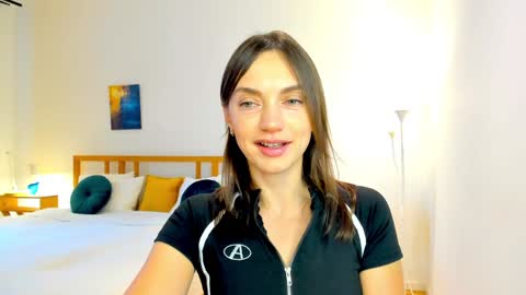 Snapshot of lovelyeemia chatting on December 2, 7:10 am Mia online show from December 2, 7:10 am