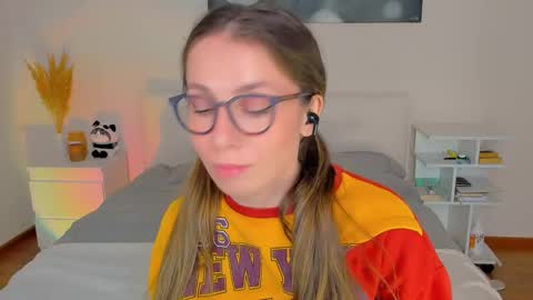 Snapshot of lucy__ray chatting on December 14, 1:06 pm lucy__ray online show from December 14, 1:06 pm