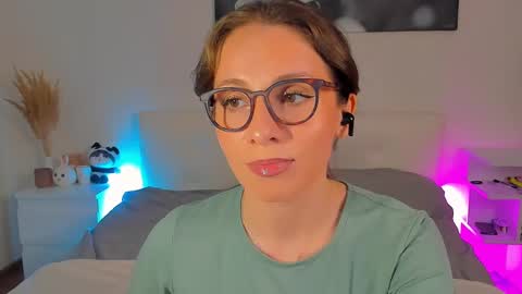 Snapshot of lucy__ray chatting on February 24, 7:19 pm lucy__ray online show from February 24, 7:19 pm