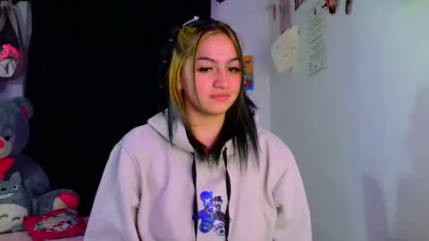 Snapshot of lucycherry__ chatting on December 10, 1:22 am LUCIA  online show from December 10, 1:22 am