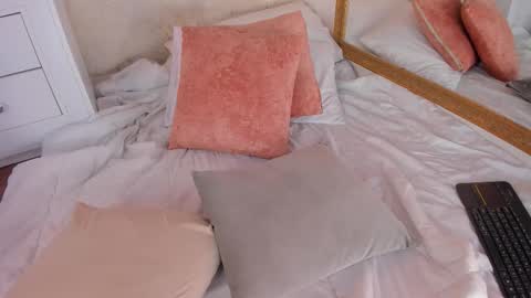 Snapshot of lucyvega4 chatting on October 18, 5:54 am Lucy online show from October 18, 5:54 am
