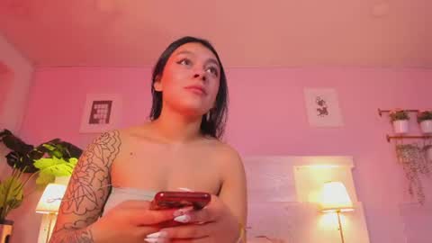 lummii_ online show from June 16, 8:43 pm