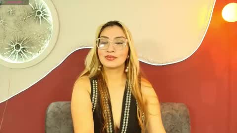 luna__velvet online show from April 30, 1:16 pm