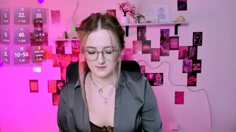 luna_berryy online show from May 6, 8:24 pm