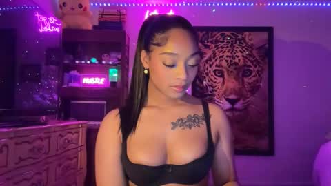 lunaa_11 online show from May 14, 7:36 am