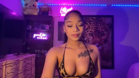 lunaa_11 online show from December 16, 2:39 am