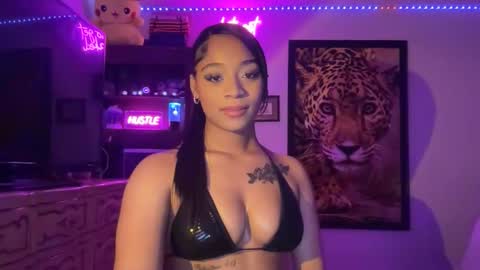 lunaa_11 online show from May 7, 7:01 am