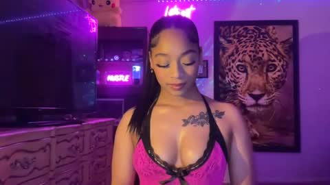 lunaa_11 online show from June 18, 6:59 am