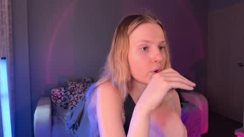 Snapshot of lunacyy chatting on October 1, 2:22 pm Britney online show from October 1, 2:22 pm