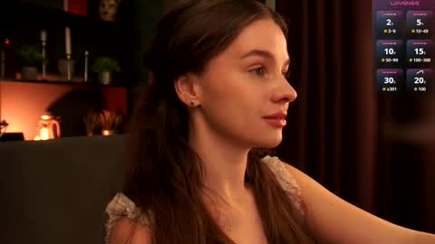 lunaolivia_ online show from October 1, 1:27 pm