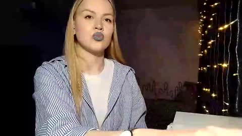 lunapeony online show from March 14, 10:44 pm