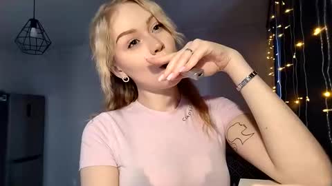 lunapeony online show from March 8, 8:40 am