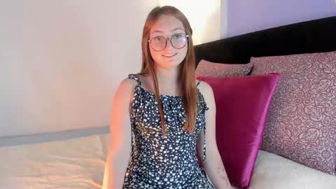 lunavelvet7 online show from December 2, 9:28 pm