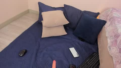 lunavelvet__ online show from April 29, 2:53 pm