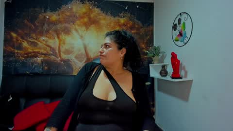 Snapshot of lust_mom chatting on December 15, 9:13 am Angela 3 online show from December 15, 9:13 am