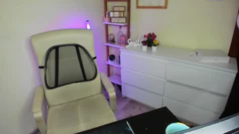 Snapshot of luxxx_diana chatting on February 25, 1:53 pm Diana online show from February 25, 1:53 pm