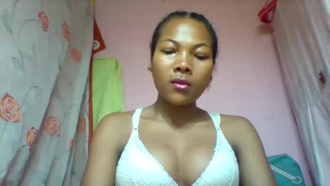 lyndah19 online show from February 3, 9:40 pm