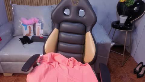 lynn_turner_ online show from February 19, 1:21 pm