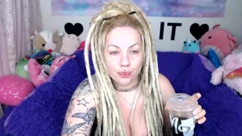 Mackenzie Wolfe online show from July 27, 3:47 am